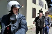 "Soko Kitzbühel", "Terra Cara." Als Maximilian Schnur, der Gründervater der "Terra Cara", im Wald erschlagen wird, treffen Karin und Lukas zum ersten Mal auf die sogenannten "Prepper". Das sind Gemeinschaften, die sich organisiert auf das Ende der Welt vorbereiten. Sie horten haltbare Lebensmittel und üben Fluchtszenarien für den "Ernstfall". Umso absurder wird es für die SOKO, als sie sich mit deren inneren Struktur der Gemeinde, möglichen Ungereimtheiten und ideologischen Konflikten auseinander setzen müssen. Denn aus all diesen Gründen haben sowohl Gründungsmitglied Ingo Holzmann, der rebellische Jungbauer Paul Gander, als auch Regina Schnur, die Witwe des Toten, ein Motiv, ihren Anführer los werden zu wollen. Andererseits hat auch der Unternehmer Herwig Unterreiner, dessen Firma teure, lang haltbare Nahrungsmittel herstellt, ein Geheimnis.Im Bild (v.li.): Roland Silbernagl (Paul Gander), Norman Hacker (Ingo Holzmann), Matthias Christian Rehrl (Bauer).