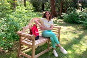 Moderatorin Anne Wilmes im Rhododendron-Waldpark Hobbie in Westerstede, der mit über 70 ha der größte seiner Art in Deutschland.