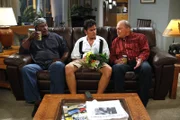 Charlie (Charlie Sheen, M.) weiß nicht mehr weiter und sucht sich Rat bei Chelseas Vater Tom (Stacy Keach, r.) und dessen Lebensgefährten Ed (John Amos, l.).