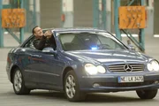 Die Gangster stehen kurz vor der Vollendung ihrer Tat. Semir (Erdogan Atalay, li.) und Tom (René Steinke) versuchen in letzter Sekunde die Flucht der Täter zu verhindern.