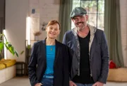 hr-fernsehen DER GESUNDHEITSKOMPASS MIT DR. MED. ESSER, Todesursache Nr. 1: Herzkreislauf-Erkrankungen, am Montag (18.08.25) um 20:15 Uhr. Risikofaktor Frau? In dieser Folge trifft Doktor Esser (rechts) unter anderem Frau Prof. Dr. Petra Thürmann (links) - stellvertretende Ärztliche Direktorin der Uniklinik in Wuppertal. Sie ist Expertin im Gebiet der Gendermedizin und erklärt, dass Medikamente bei Männern und Frauen unterschiedlich wirken und für andere Nebenwirkungen sorgen. Kann es wirklich sein, dass Frauen auch 2025 noch immer durch mangelnde Forschung einem größeren Risiko ausgesetzt sind als Männer?