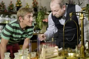 Willi Lohmann (Dieter Montag, r.) kreiert für Fritz Fuchs (Guido Hammesfahr, l.) einen exklusiven Duft.