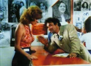 Lt. Columbo (Peter Falk) holt sich bei der Fotografin Joyce (Barbara Rhoades) wichtige Informationen.