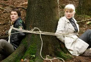 Sophie Haas (Caroline Peters, r.) und B&auml;rbel Schmied (Meike Droste, l.) sind im Wald gekidnappt und an einen Baum gefesselt worden.