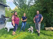 V.l.: Nicole, Hundetrainerin Sophie Grethe, Hund Louie, Boris.  Die Verwendung des sendungsbezogenen Materials ist nur mit dem Hinweis und Verlinkung auf RTL+ gestattet.