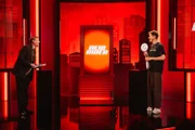 Till Reiners und Maximilian Knabe alias "HandOfBlood" spielen das Spiel "Neid Rider" in der Late-Night-Show "Till Tonight".