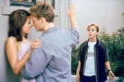 Malcolm (Frankie Muniz, re.) stört seinen Bruder Francis (Christopher Masterson) bei einem Date mit Jody (Katherine Ellis).