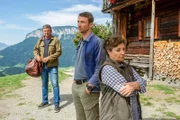 Lisbeth (Monika Baumgartner, r.) ist verzweifelt: Hans (Heiko Ruprecht, M.) hat eine gravierende Entscheidung getroffen. Martin (Hans Sigl, l.) muss den Hof verlassen.