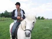 Willi Weitzel erfährt alles über die Arbeit auf einem Gestüt und bekommt eine Reitstunde auf einem Pony.