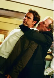 Monk "Mr. Monk und das Erdbeben". Im Bild: Cameron Daddo, Ted Levine.