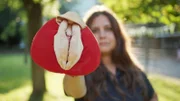 Warum wissen wir so wenig über das äußere weibliche Genital? Die Doku fragt, wie sich diese Tabuisierung das auf Sexleben, Gesundheit und Selbstbild auswirkt?