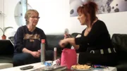 Tauschmutter Erika (57, li.) mit Jennifers Mutter Angela (52) im Wohnzimmer