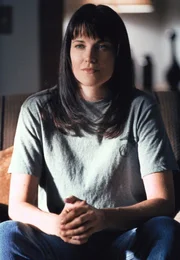 Shannon McMahon (Lucy Lawless, l.) behauptet, durch genetische Manipulationen zur unverwundbaren Supersoldatin geworden zu sein ...