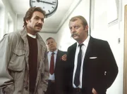 Schimanski (Götz George, links) und sein Kollege Thanner (Eberhard Feik, rechts) ermitteln in einem Mord an einem Boxer. Dabei stoßen sie auf erstaunliche Fakten, die Schimanskis Freund Guido betreffen, der von Schutzgeld-Erpressern bedroht wird.