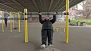 Leann testet den Outdoor-Sportplatz unter der Kurpfalzbrücke aus. Noch nicht einmal die kalten Temperaturen können sie aktuell davon abhalten, ihren Kampf gegen die Kilos durchzuziehen.
