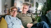 NZZ Format Demenz mit 49 – Wenn das «Ich» verschwindet Afghanische Frauen im Auto, Screenshot aus dem Film Ursina Parr und ihr Ehemann
