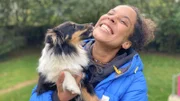 Pia samt "Sheltie" - die liebevolle Abkürzung steht für Shetland Sheepdog. Die Hütehunde kommen ursprünglich von den Shetlandinseln.