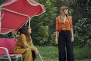 Yolanda (Eva Santolaria, li.) macht ihrer Freundin Macarena (Irene Arcos, re.) eine Ansage.