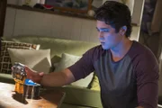 Zac (Chai Romruen) sitzt versonnen vor dem Stein aus dem zerbrochenen Dreizack. Er scheint noch seine magischen Kräfte zu besitzen, denn er leuchtet, wenn Zac in der Nähe ist. Zac ahnt, dass Erik hinter dem Stein her ist.