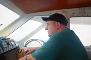 In der Normandie stehen die traditionellen Fischer wie Frédéric vor einer riesigen Herausforderung: Megatrawler mit Schleppnetzen machen ihnen die Fischbestände im Ärmelkanal streitig.