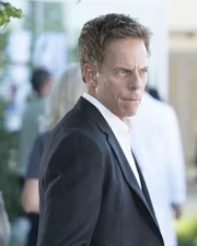 Greg Germann (Dr. Tom Koracick).