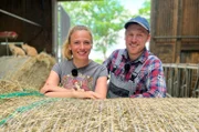 Jennifer und Sven Ole Johansson produzieren auf ihrem Hof Heumilch und wollen ein Bio-Siegel erhalten.