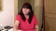 Petra würde gern ihre Schulden bei der Wohnungsbaugesellschaft loswerden. Auch, damit sie eine Chance auf eine größere, bezahlbare Bleibe bekommt. Aber die Rückstände von 4000 Euro kann die Bürgergeldempfängerin trotz TikTok-Einnahmen nicht bezahlen.
