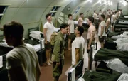 Auf der Marine Corps Base "Camp Pendleton" bildet John Basilone (Jon Seda, M.) junge Marines für den Einsatz im Zweiten Weltkrieg aus. Doch dann wird auch er wieder ins Kriegsgetümmel geworfen ...