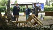 Dort wo gestern noch der Kiosk stand, sind nach dem nächtlichen Unwetter nur noch Trümmer. Herr Kluthe (Holger Handtke), Yasemin (Sanam Afrashteh) und Fritz (Guido Hammesfahr) sind sprachlos.