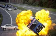 Im Kugelhagel explodiert ein Tankwagen neben Semirs Dienstwagen...