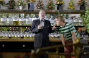 Willi Lohmann (Dieter Montag) präsentiert Fritz Fuchs (Guido Hammesfahr) intensive Naturdüfte.