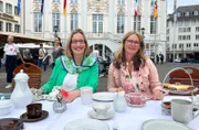 Welches Geschirr schlummert in den Schränken im Westen? Auf dem Marktplatz in Bonn lädt Yvonne Willicks (l) Gäste an den Tisch und spricht mit ihnen darüber, von welchen Tellern sie zuhause am liebsten essen. Tanja Hülsmann (r) gibt einen Einblick in ihre Geschirr-Vorlieben.