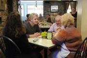Gordon Ramsay (2.v.l.) ist gespannt, wie sich das "The Junction" nach seiner Rettung weiterentwickelt hat ...