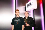 Der Moderator Till Reiners zusammen mit seinem Gast, dem Streamer und Webvideo-Produzenten Maximilian Knabe alias "HandOfBlood".