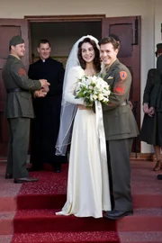 L-R:  Sgt. Lena Basilone (Annie Parisse) und  Sgt. John Basilone (Jon Seda)