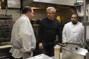 Der Sternekoch Gordon Ramsay (M.) muss den Köchen im Café Tavolini noch einiges beibringen ... Der Sternekoch Gordon Ramsay (M.) muss den Köchen im Café Tavolini noch einiges beibringen ...