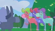 Doris entdeckt, dass sich die drei gemeinen Einhörner hinter der magischen Stimme verborgen haben.