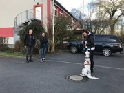 V.l.: Thomas, Sabine, Hundetrainerin Ellen Marques mit Dexter.
