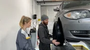 Mechaniker Manuel montiert einen Autoreifen.