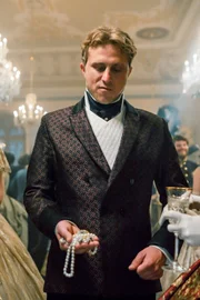 Taschendieb Gustav (Max Hubacher) nutzt den Hofball für einen Raubzug. Die Verwendung des sendungsbezogenen Materials ist nur mit dem Hinweis und Verlinkung auf RTL+ gestattet.