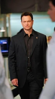 Mac Taylor (Gary Sinise) besch&auml;ftigt sich mit einem seit neun Jahren ungel&ouml;sten Fall. Es handelt sich um einen &Uuml;berfall auf einen koreanischen Lebensmittelladen, bei dem der Besitzer ums Leben kam. Die T&auml;ter wurden nie gefasst.