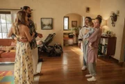 (v.l.n.r.) Tory Thompson (Liana Liberato); Matt Pierce (Tom Bateman); Nathan Bartlett (Chris Messina); Ava Bartlett (Kaley Cuoco)
