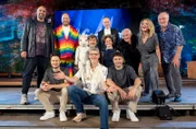 Open air aus Kölns luftiger Eventlocation "Halle Tor 2" senden die "Mitternachtsspitzen" vor der Sommerpause bis September noch mal Unsinn mit Tiefsinn, verstecken Gastgeber Christoph Sieber und seine Künstlerschar erneut das Tiefe an der Oberfläche. - Gastgeber Christoph Sieber (vorn, Mitte) mit seinen Gästen v.l.n.r. Abdelkarim, Philip Simon, Ass-Dur, Michael Hatzius, Karen Dahmen, Tim Fischer, Lisa Feller, Martin Maier-Bode