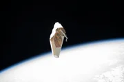 Ein Schutzschild der ISS driftet ins All. Was früher vor Weltraumschrott schützen sollte, wird nun selbst welcher. Weltraumschrott in den unteren Umlaufbahnen nahe der Erde verglüht nach relativ kurzer Zeit in der Atmosphäre.
