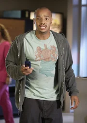 Turk (Donald Faison) passiert ein Malheur: Er hat eine Videokamera organisiert, damit Carlas Schwester über Online Streaming die Geburt live mitverfolgen kann. Carla ist gerührt, doch erkennt ebenso wie Turk wenig später, dass das Video versehentlich auch auf allen Fernsehern im Krankenhaus übertragen wird ...
