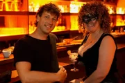 Donat Hofer (l.) besucht den Swingerclub