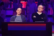 Rateteam-Kapitän Bernhard Hoëcker (l.) und der Schauspieler Rainer Bock (r.) bilden ein Rateteam.