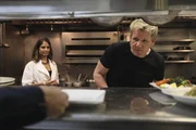 Jetzt wird es spannend für Gordon Ramsay (r.), denn er testet, ob das "Lido" dank seine Hilfe wieder Fuß fassen konnte ...