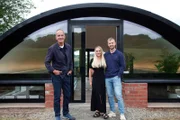 Kevin McCloud (l.) mit Rosa und Craig