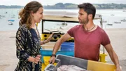 Ein Sommer in der Bretagne Begegnung am Quai: Kristin Suckow als Britta, Karim Chérif als Yves